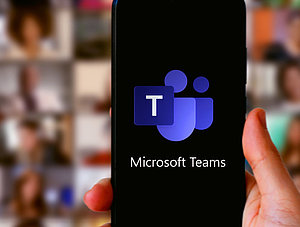 Smartphone mit Teams-App vor Videokonferenz