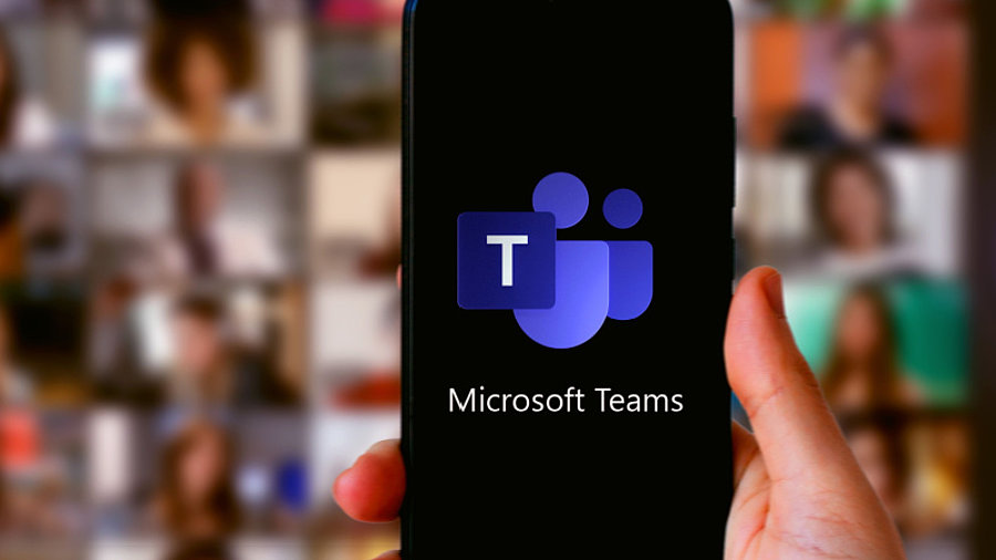 Smartphone mit Teams-App vor Videokonferenz