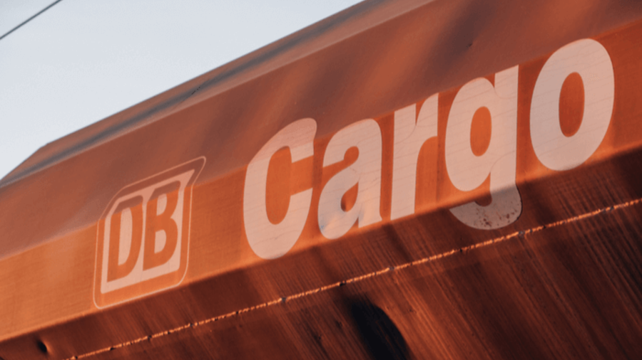 DB Cargo Logo an Güterzug