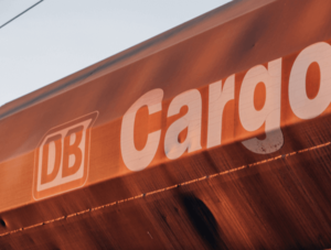 DB Cargo Logo an Güterzug