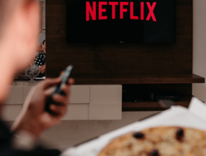 Mensch mit Pizza vor Netflix