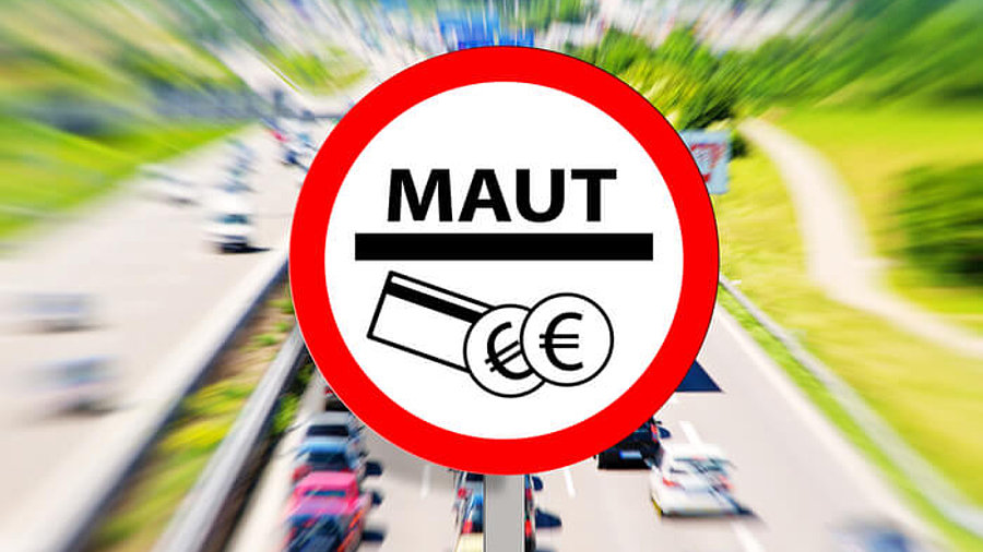 Mautschild mit Verkehr im Hintergrund