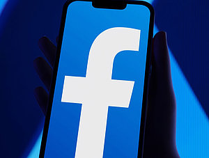 Facebook-Logo auf einem Smartphone