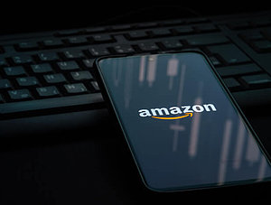 Amazon-Logo auf einem Smartphone