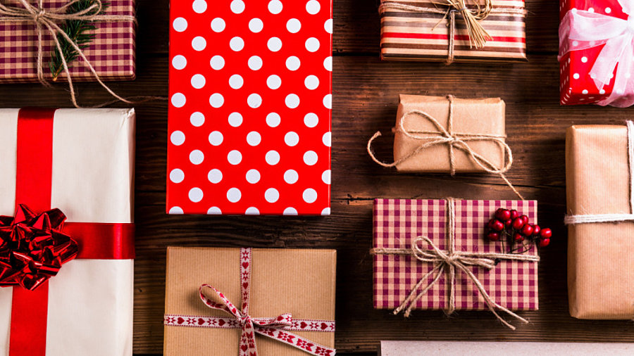 Verpackte Weihnachtsgeschenke auf Holzboden