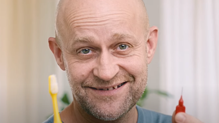 J&uuml;rgen Vogel mit Interdentalb&uuml;rsten