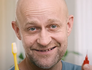 J&uuml;rgen Vogel mit Interdentalb&uuml;rsten