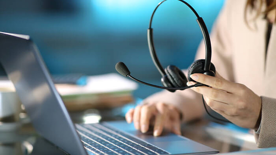 Callcenter Agent mit Laptop und Headset