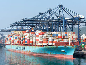 Maersk-Containerfrachter am Hafen Yantian, China