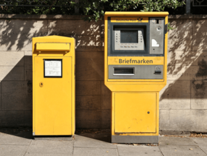 Briefkasten und Briefmarkenautomat Deutsche Post