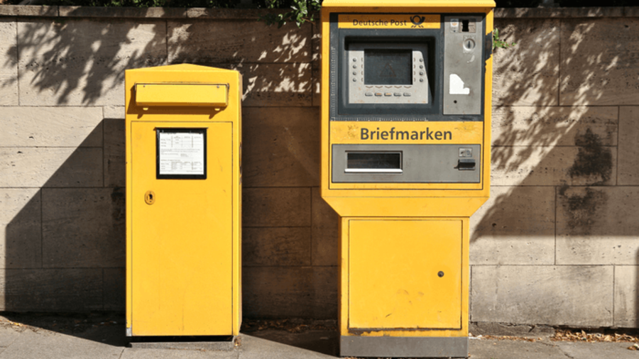 Briefkasten und Briefmarkenautomat Deutsche Post