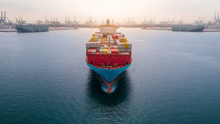 Containerschiff im Hafen