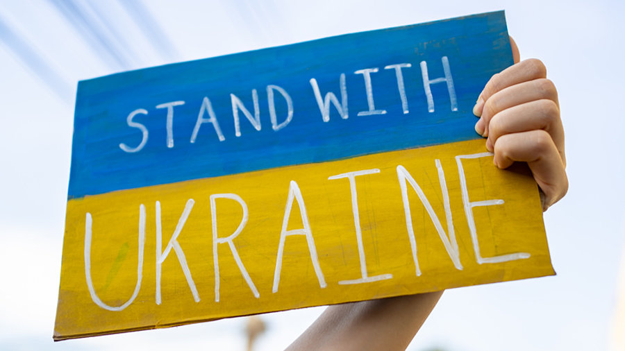 Hand h&auml;lt "Stand with Ukraine"-Plakat