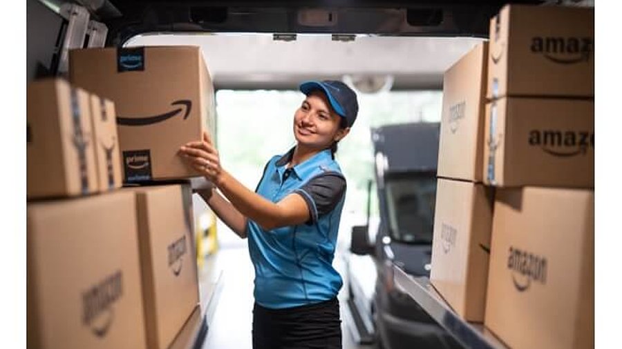 Amazon Logistiks Paketbotin im Lieferwagen