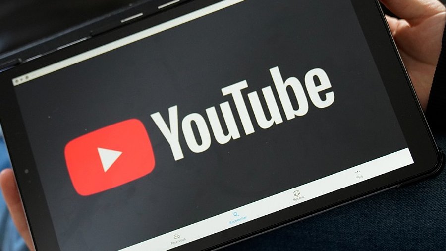 YouTube-Logo auf Tablet