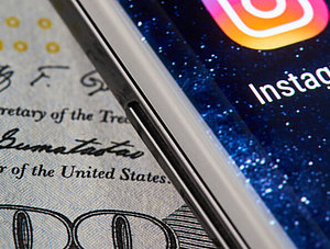 Instagram-Logo und Dollarnote