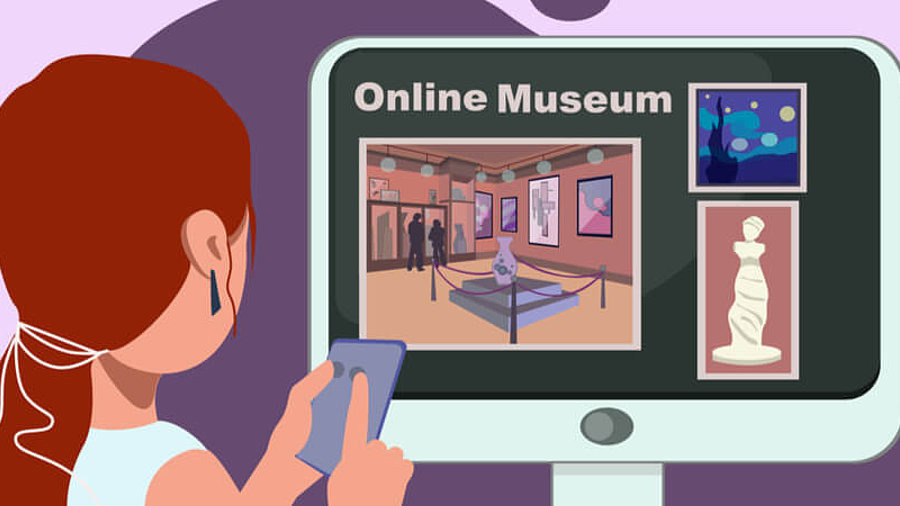 Frau mit Handy vor Bildschirm mit "Online-Museum"