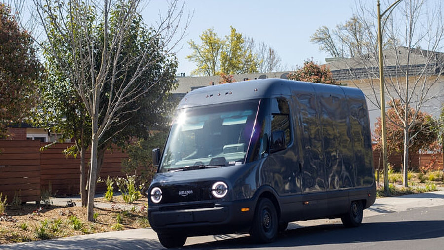 Amazon: E-Lieferwagen von Rivian auf einer Straße