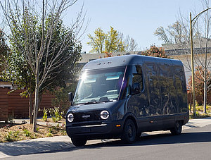 Amazon: E-Lieferwagen von Rivian auf einer Straße