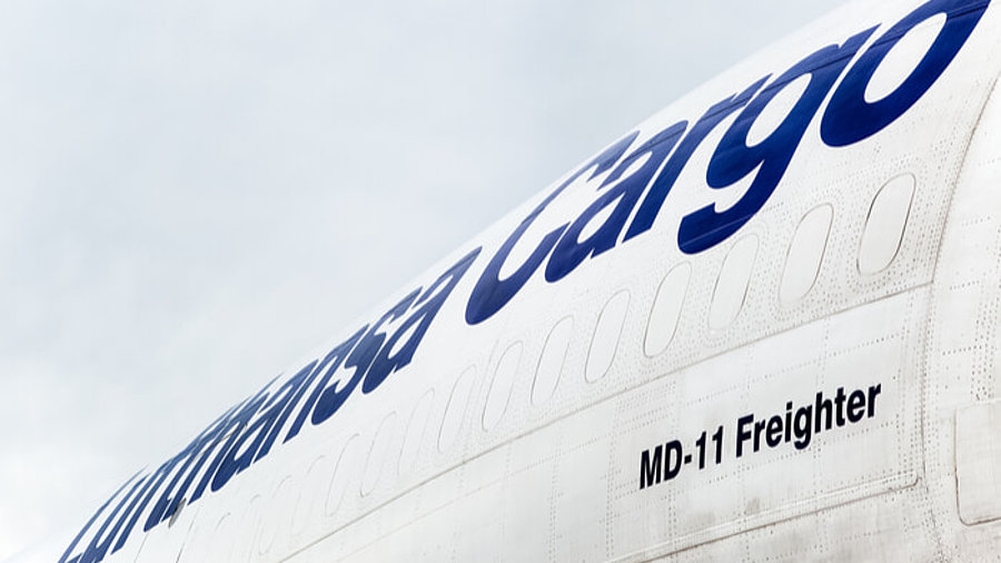 Lufthansa Cargo Logo auf Flugzeug