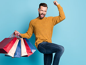 Fr&ouml;hlicher Mann beim shoppen