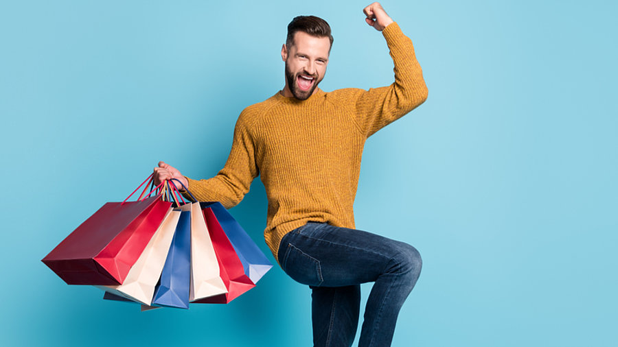 Fr&ouml;hlicher Mann beim shoppen