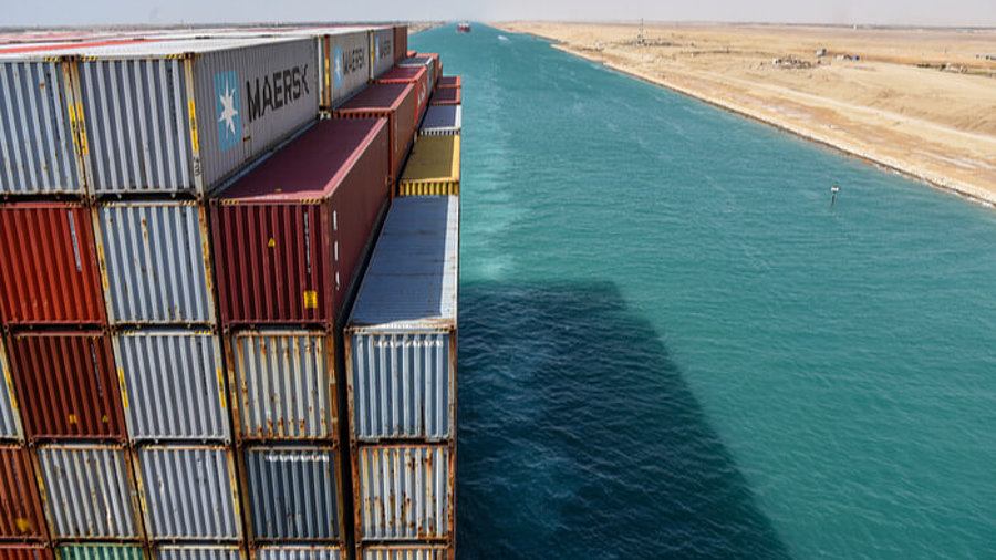 Containerfrachtschiff im Suez-Kanal