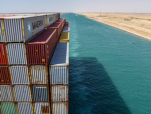 Containerfrachtschiff im Suez-Kanal