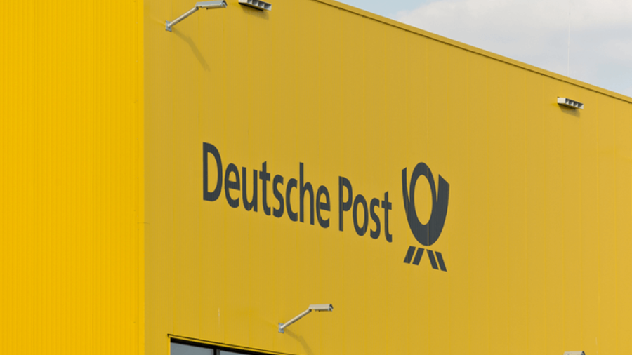 Deutsche Post Schriftzug an Postgebäude