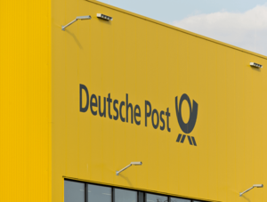 Deutsche Post Schriftzug an Postgebäude