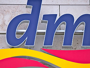 Logo von DM Drogerie an Geb&auml;ude