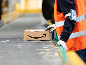 Amazon: Arbeiter in einem Logistikzentrum