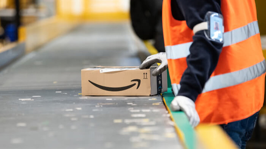 Amazon: Arbeiter in einem Logistikzentrum