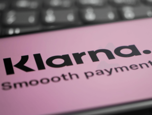 Klarna-Logo auf einem Smartphone