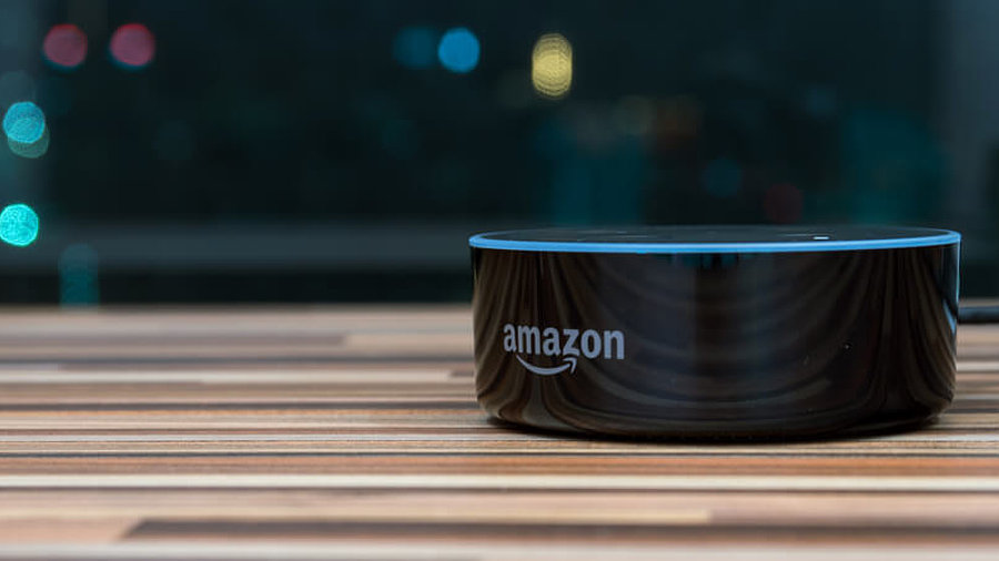 Echo-Lautsprecher von Amazon vor dunklem Grund