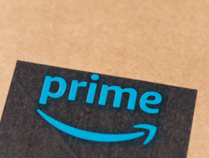 Amazon-Prime-Logo auf einem Karton