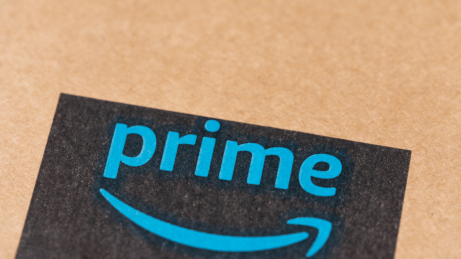 Amazon-Prime-Logo auf einem Karton