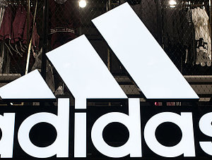 Adidas-Logo vor Laden