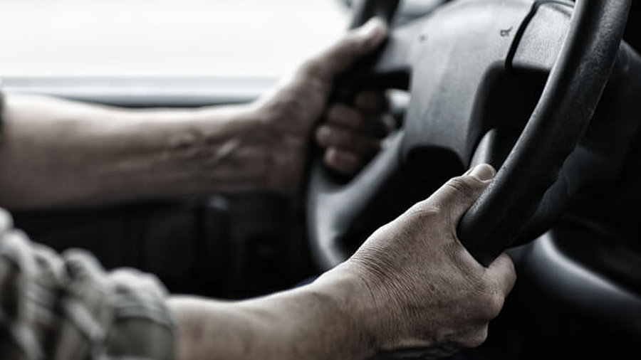 Lkw Fahrer hält Lenkrad 