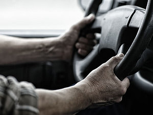 Lkw Fahrer hält Lenkrad 