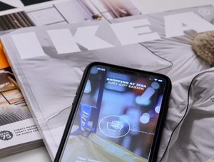 Ikea-Kataloge und Smartphone