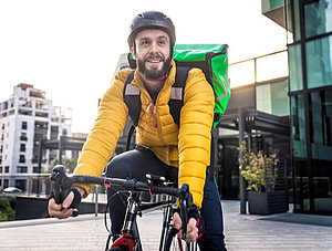 Kurier auf dem Fahrrad