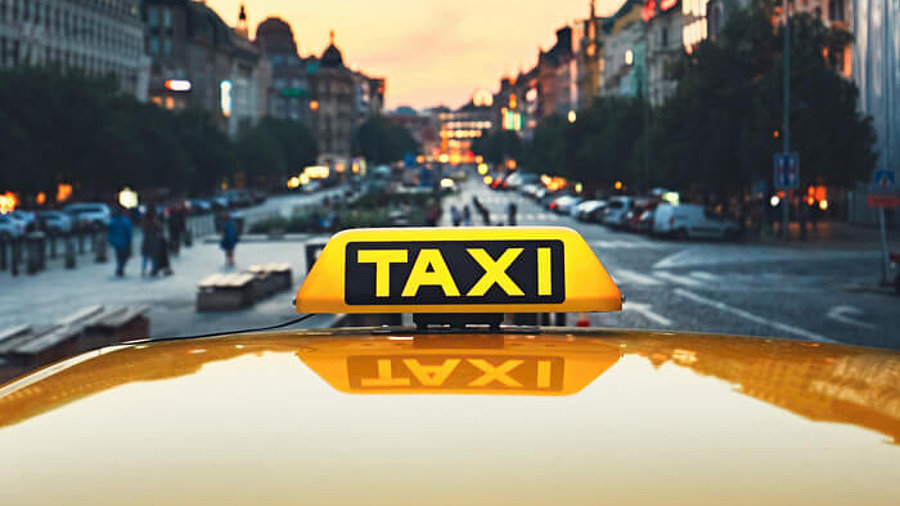 Taxi mit einer Stadt im Hintergrund