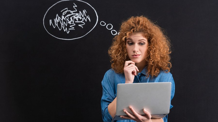 Frau blickt skeptisch auf Laptop