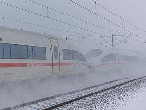 ICE der Deutschen Bahn im Schnee