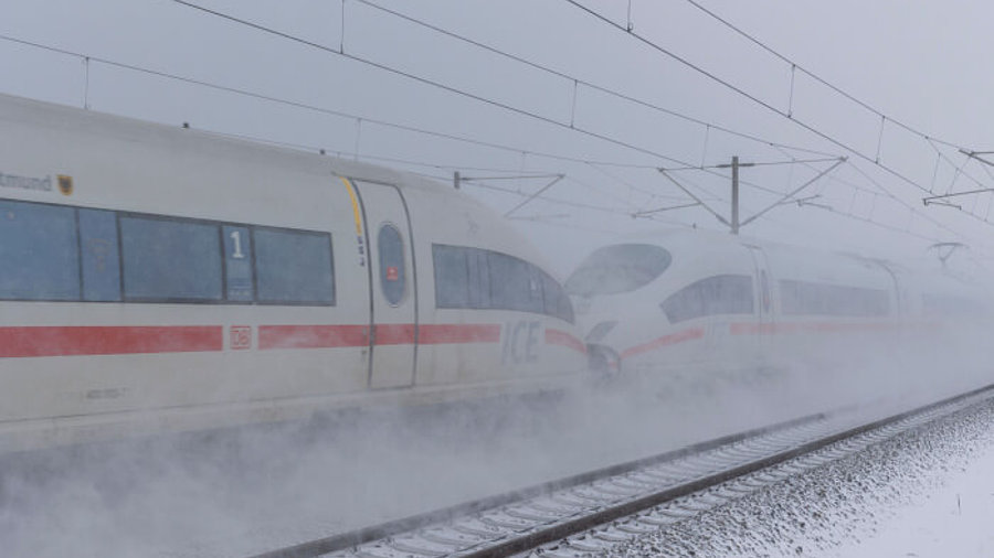 ICE der Deutschen Bahn im Schnee