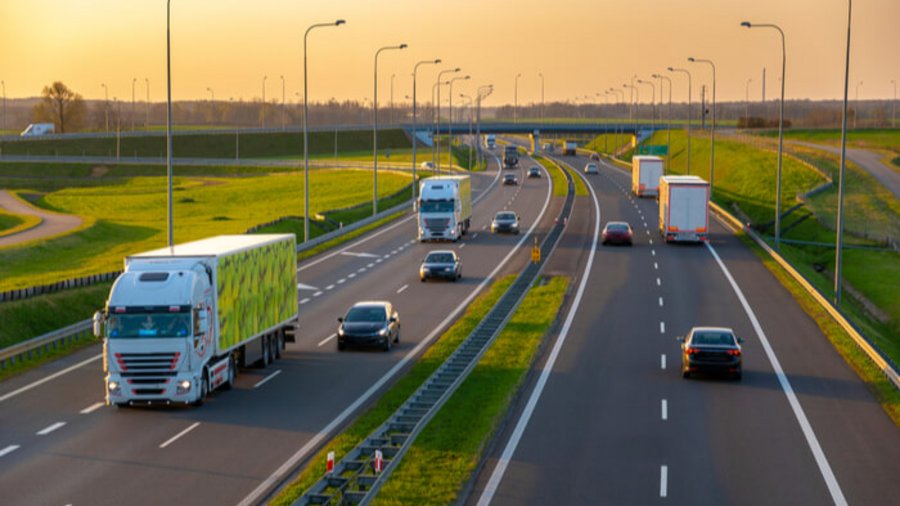 Abendlicher Verkehr mit Pkw und Lkw auf der Autobahn