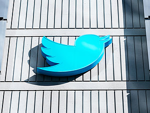 Twitter-Logo an Geb&auml;ude