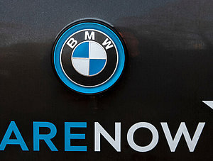 Logo des Mietservices &bdquo;Share Now&ldquo; auf einem Auto