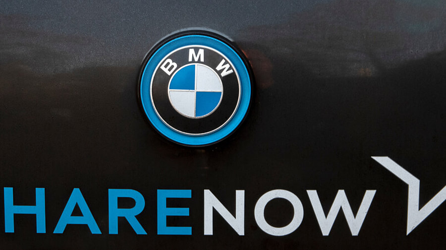 Logo des Mietservices &bdquo;Share Now&ldquo; auf einem Auto